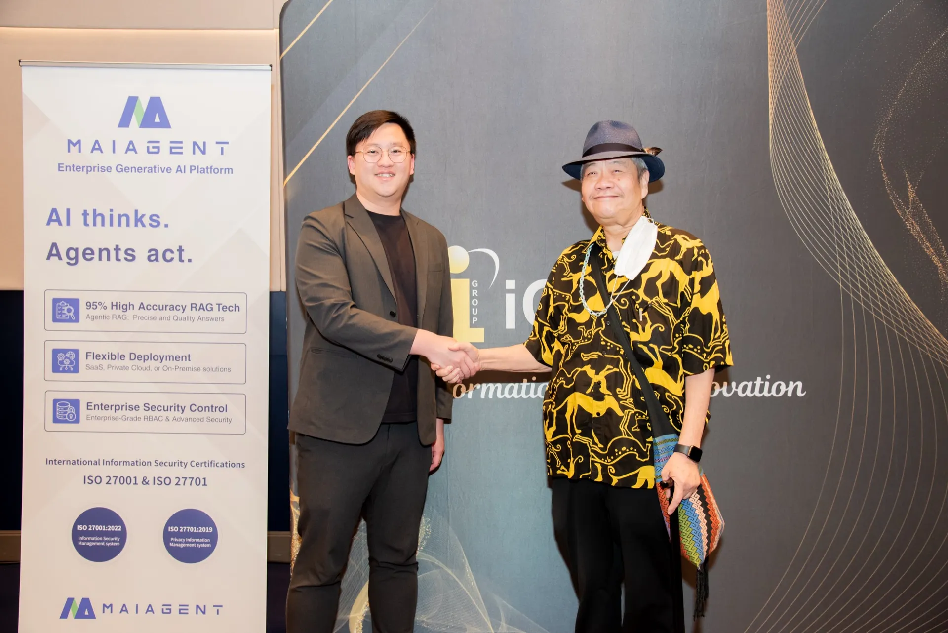 MaiAgent執行長張介騰(左)與iGroup董事長於簽約現場合影,象徵雙方深化合作、共同推動企業生成式AI的發展。圖/思邁智能提供
