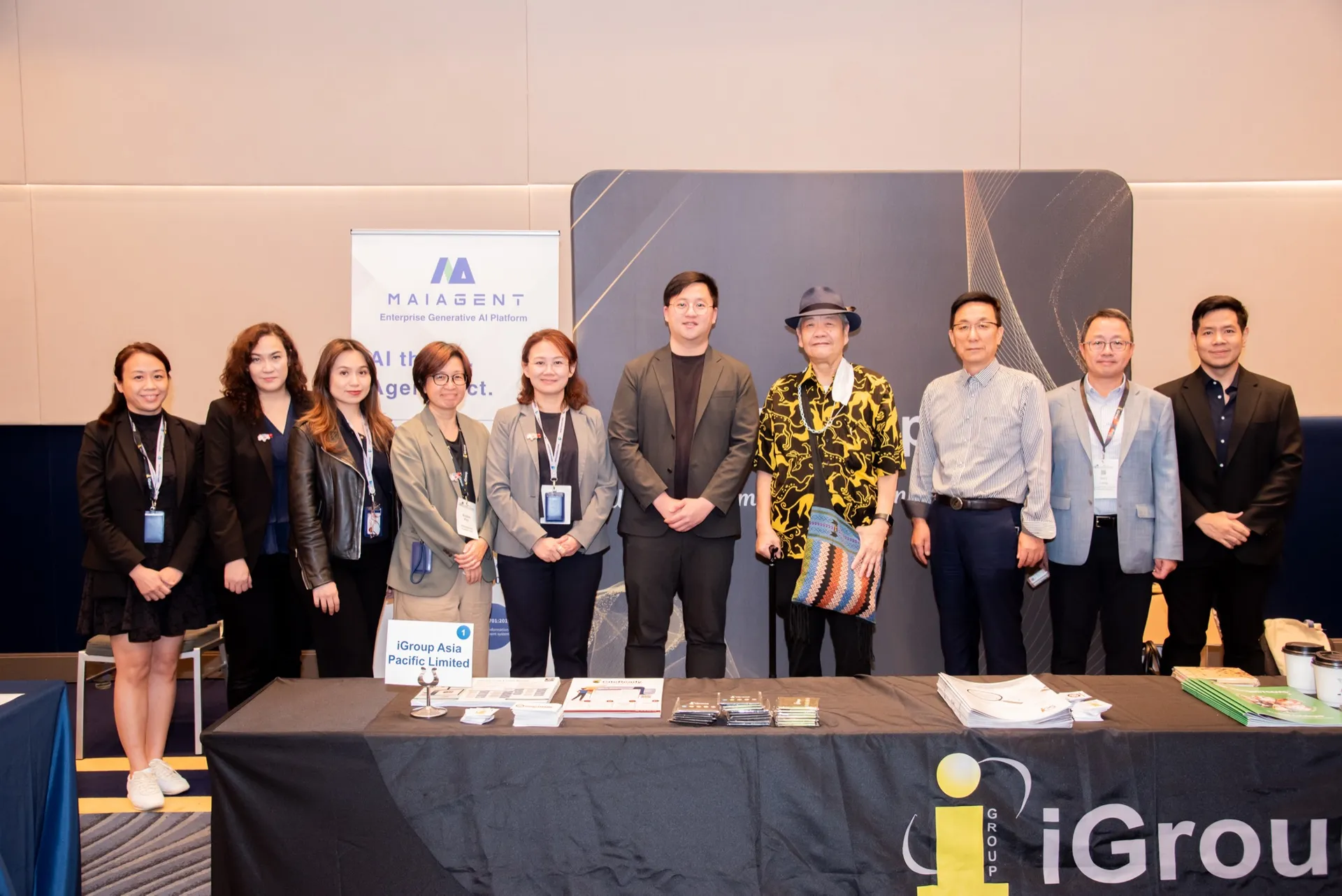 MaiAgent與iGroup核心團隊於簽約現場合影,雙方展現跨域整合實力,攜手推動企業生成式AI應用與知識服務創新佈局。圖/思邁智能提供